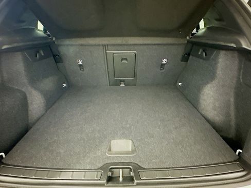 Used 2025 Volvo XC40 B5 Core image 30