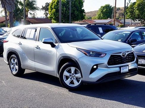 Used 2025 Toyota Highlander LE FWD image 3