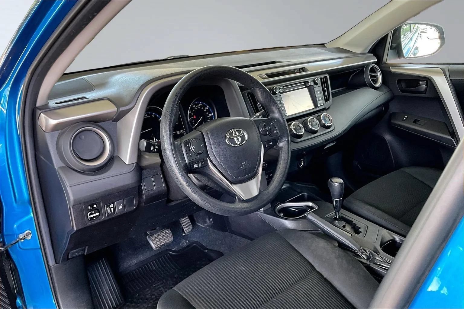 Used 2018 Toyota RAV4 LE w/ All Weather Liner Package FWD image 14