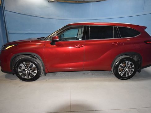 Used 2021 Toyota Highlander XLE image 31