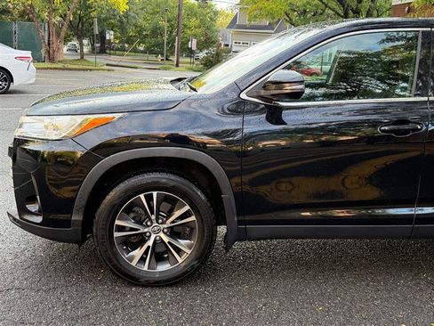 Used 2019 Toyota Highlander LE AWD/4WD image 11