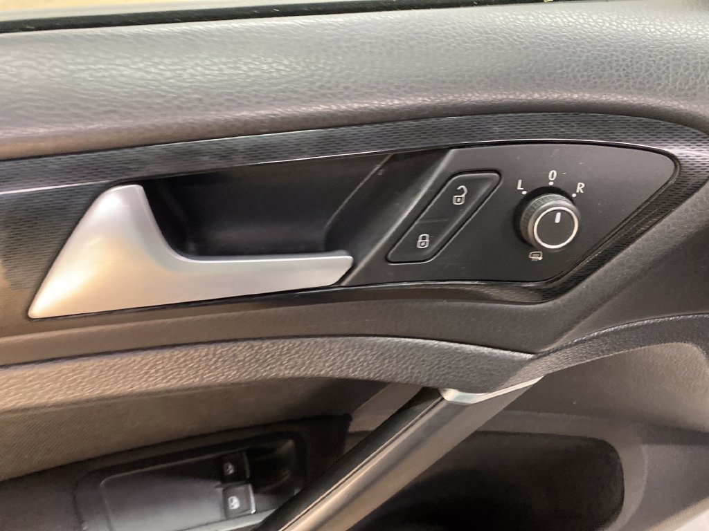 Used 2016 Volkswagen Golf 2-Door FWD image 9