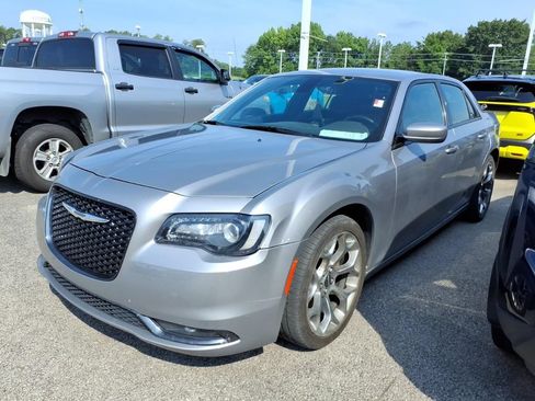 Used 2018 Chrysler 300 S RWD image 3