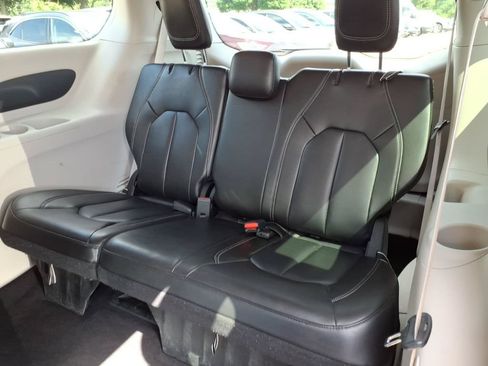 Used 2023 Chrysler Pacifica Touring-L FWD image 12