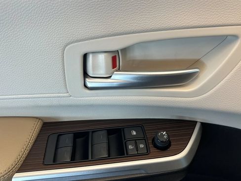 Used 2023 Toyota Sienna XLE w/ XLE Plus Package FWD image 11