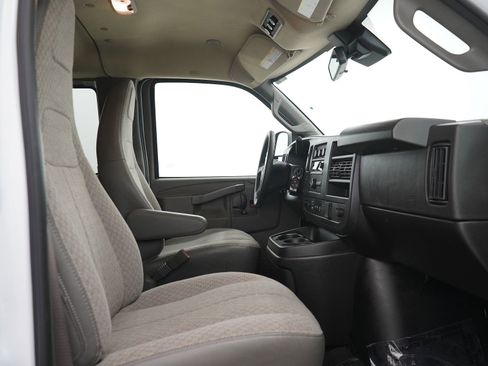 Used 2025 Chevrolet Express 3500 LT w/ LT Preferred Equipment Group RWD image 8