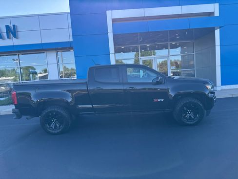 Used 2022 Chevrolet Colorado Z71 w/ Z71 Midnight Edition AWD/4WD image 3