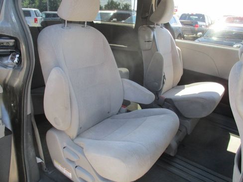 Used 2017 Toyota Sienna LE FWD image 37