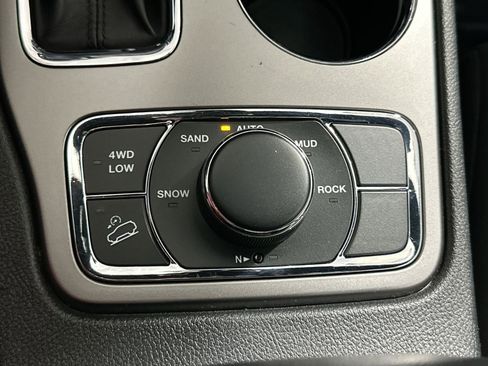 Used 2019 Jeep Grand Cherokee Laredo image 29