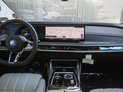 Used 2025 BMW i7 xDrive60 w/ Premium Package AWD/4WD image 9