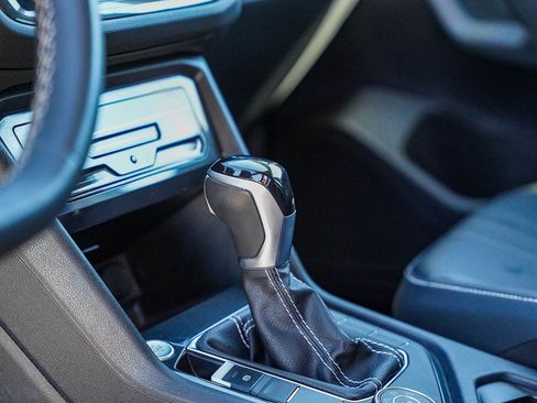 Used 2024 Volkswagen Tiguan SE image 22