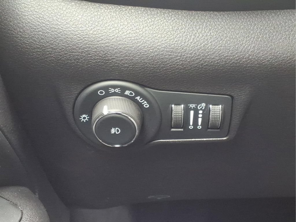 Used 2025 Jeep Compass Trailhawk AWD/4WD image 19