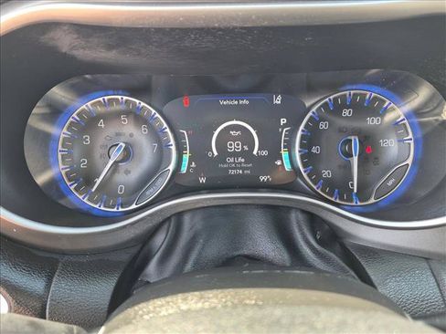 Used 2023 Chrysler Pacifica Touring-L FWD image 11
