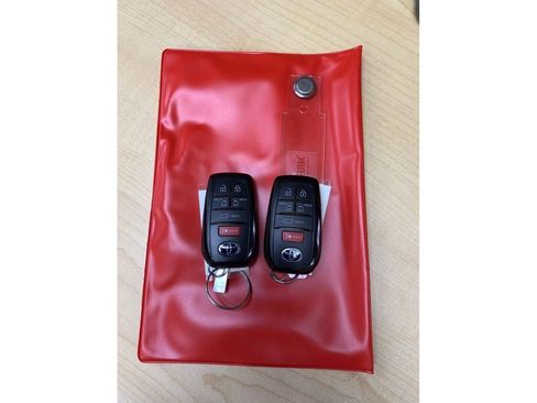 Used 2025 Toyota Sienna XLE Woodland Edition image 32