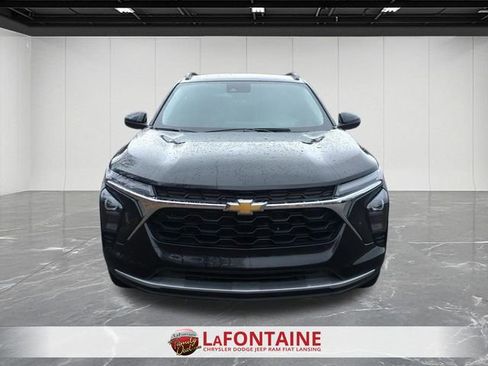 Used 2025 Chevrolet Trax LT FWD image 3
