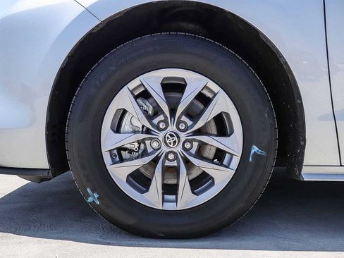 Used 2023 Toyota Sienna XLE w/ XLE Plus Package FWD image 11