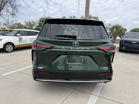 Used 2021 Toyota Sienna Limited image 5