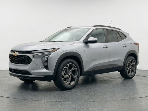 Used 2025 Chevrolet Trax LT w/ LT Convenience Package image 3