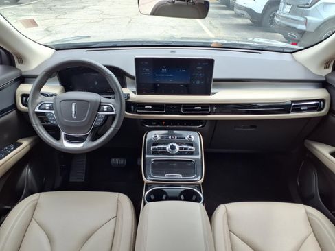 Used 2023 Lincoln Nautilus AWD image 3