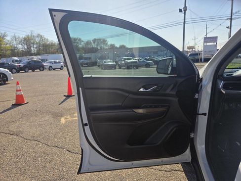 Used 2017 GMC Acadia SLE image 8