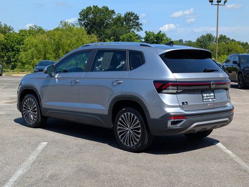 Used 2025 Volkswagen Taos SE w/ Panoramic Sunroof Package FWD image 7
