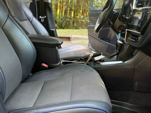Used 2017 Toyota Corolla SE w/ Carpet Mat Package (TMS) FWD image 12