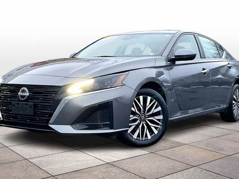 Used 2023 Nissan Altima 2.5 SV w/ SV Premium Package image 2