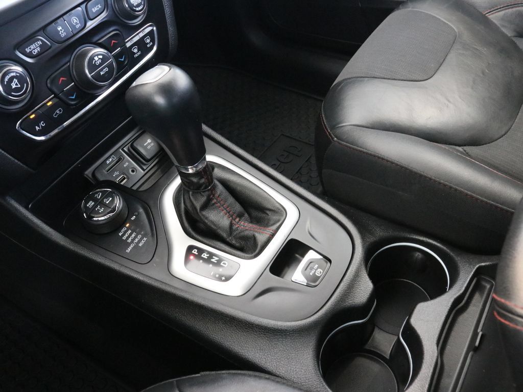 Used 2018 Jeep Cherokee Trailhawk AWD/4WD image 17