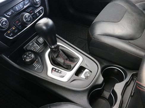 Used 2018 Jeep Cherokee Trailhawk AWD/4WD image 17