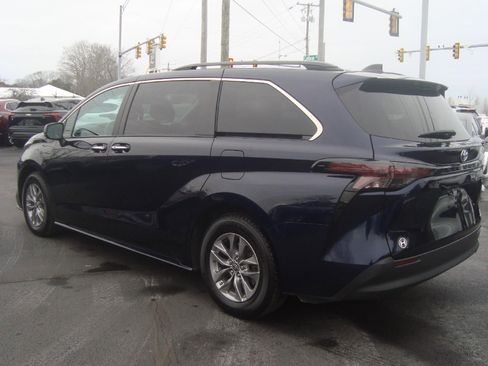Used 2024 Toyota Sienna XLE image 7