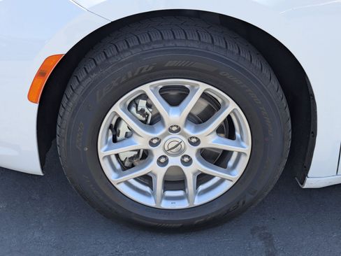 Used 2024 Chrysler Pacifica Touring-L FWD image 13