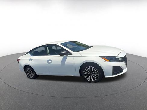 Used 2025 Nissan Altima 2.5 SV FWD image 2