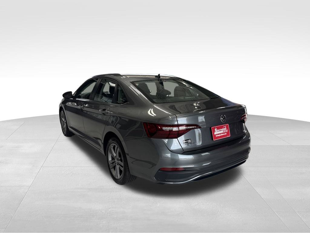 Used 2024 Volkswagen Jetta SE FWD image 3