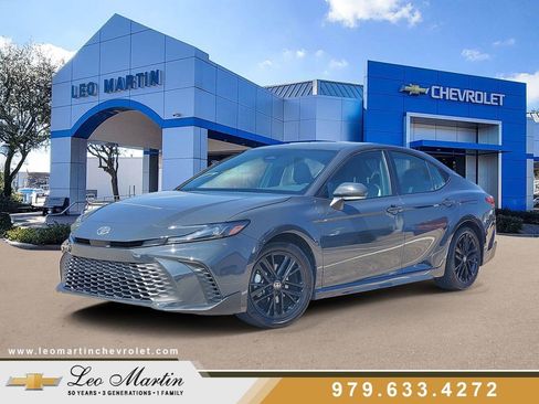 Used 2025 Toyota Camry SE image 1