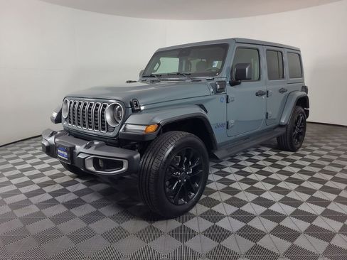 Used 2025 Jeep Wrangler Unlimited Sahara AWD/4WD image 7