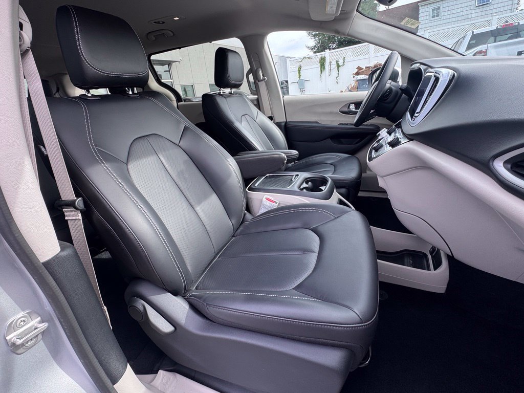 Used 2023 Chrysler Pacifica Touring-L FWD image 22