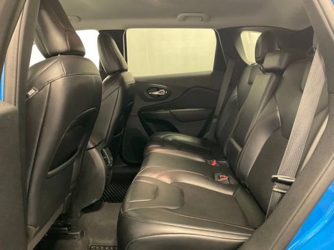 Used 2021 Jeep Cherokee Trailhawk AWD/4WD image 35