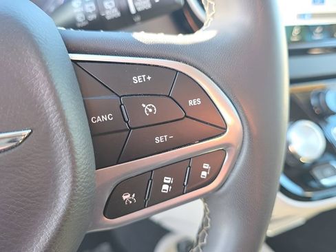 Used 2023 Chrysler Pacifica Touring-L FWD image 23