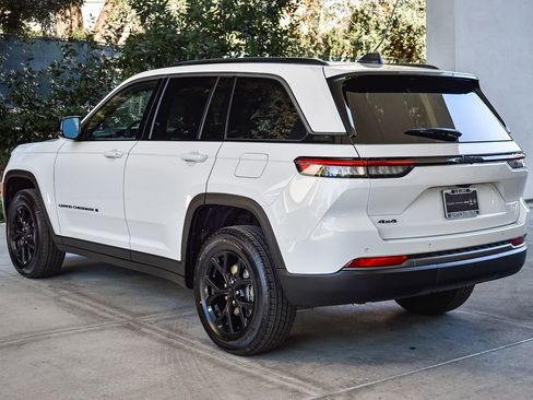 New 2026 Jeep Grand Cherokee Altitude image 4