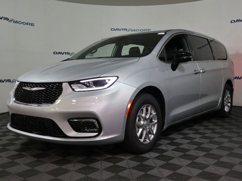 New 2026 Chrysler Pacifica Select image 13