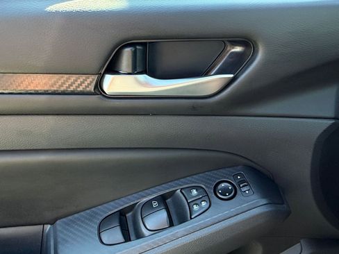 Used 2025 Nissan Altima 2.5 SV image 18