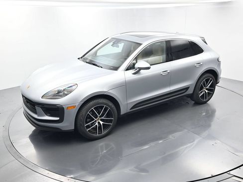 Certified 2025 Porsche Macan AWD/4WD image 34