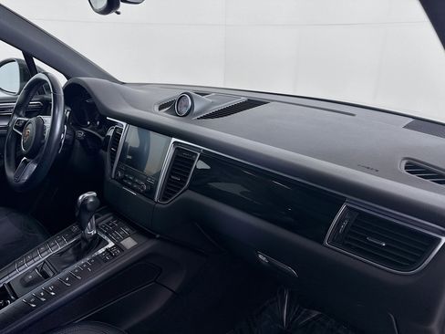Certified 2018 Porsche Macan image 26