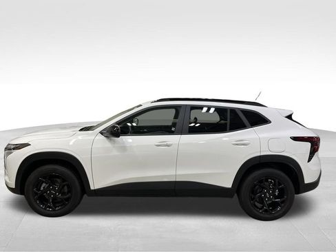 Used 2026 Chevrolet Trax LT w/ Midnight Edition FWD image 2