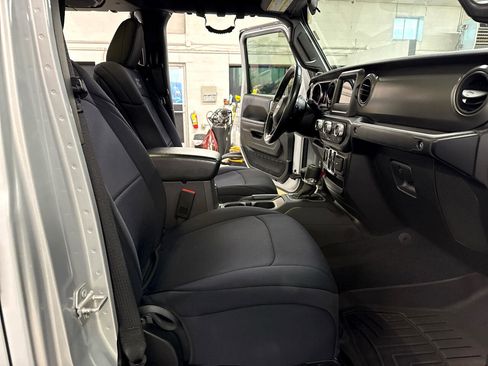 Used 2022 Jeep Gladiator Sport image 40