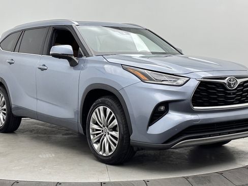Used 2023 Toyota Highlander Platinum FWD image 3