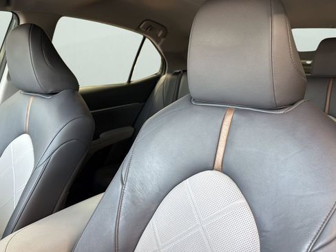 Used 2018 Toyota Camry XLE FWD image 9