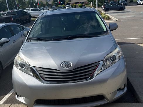 Used 2014 Toyota Sienna XLE FWD image 2