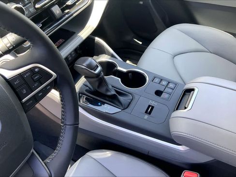 Used 2025 Toyota Highlander XLE AWD/4WD image 16