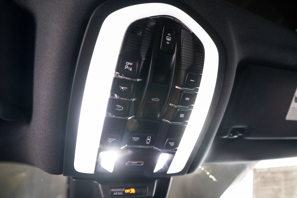 Certified 2025 Porsche Macan AWD/4WD image 28
